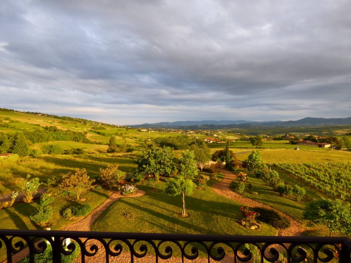 Location de vacances - Chambre d'hôtes à Saint-Laurent-d'Oingt - Vue sur le jardin et au loin