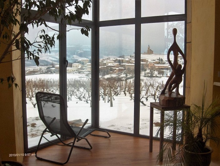 Location de vacances - Chambre d'hôtes à Saint-Laurent-d'Oingt - Vue sur le village de Saint Laurent, depuis la pièce piscine