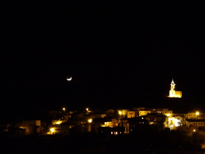 Location de vacances - Chambre d'hôtes à Saint-Laurent-d'Oingt - Le village de Saint Laurent de nuit, et la chapelle illuminée