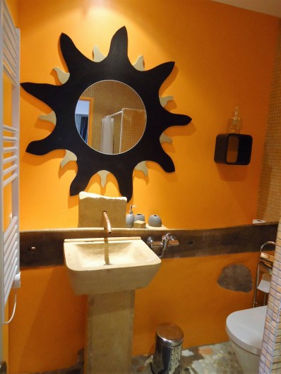 Location de vacances - Chambre d'hôtes à Saint-Laurent-d'Oingt - La vasque en pierre et son soleil (la "crèche")