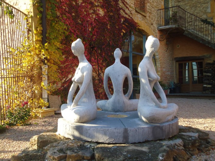 Location de vacances - Chambre d'hôtes à Saint-Laurent-d'Oingt - Le couvercle du puits, statues de Georges