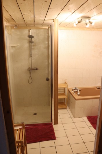 Location de vacances - Gîte à Fournets-Luisans - salle de bain douche suite