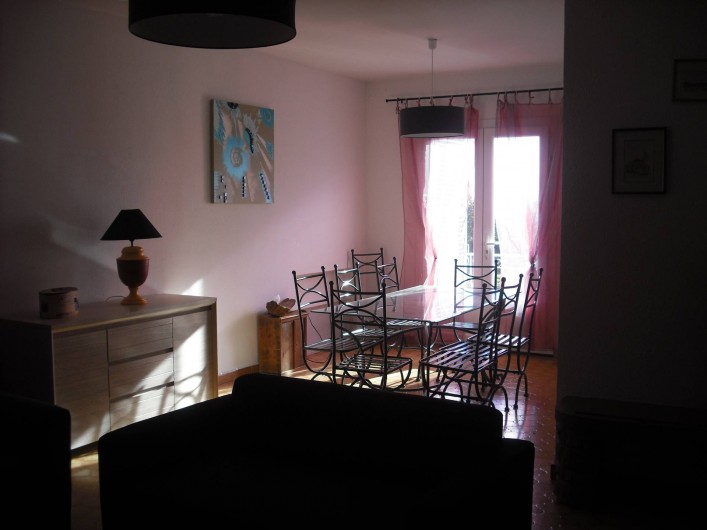 Location de vacances - Appartement à San-Giuliano - ...suivi de l'espace séjour donnant sur balcon avec vue parc et mer...