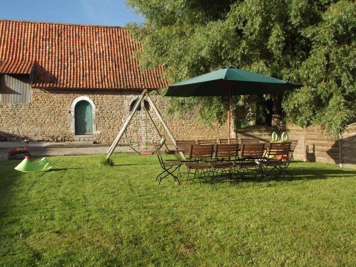 Location de vacances - Insolite à Baincthun - Le jardin, avec la table de jardin, et la balançoire