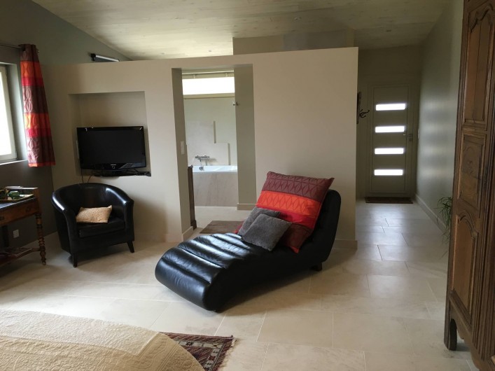 Location de vacances - Chambre d'hôtes à Grimault - La Grimaldienne,  sdb, coin télevision et entrée