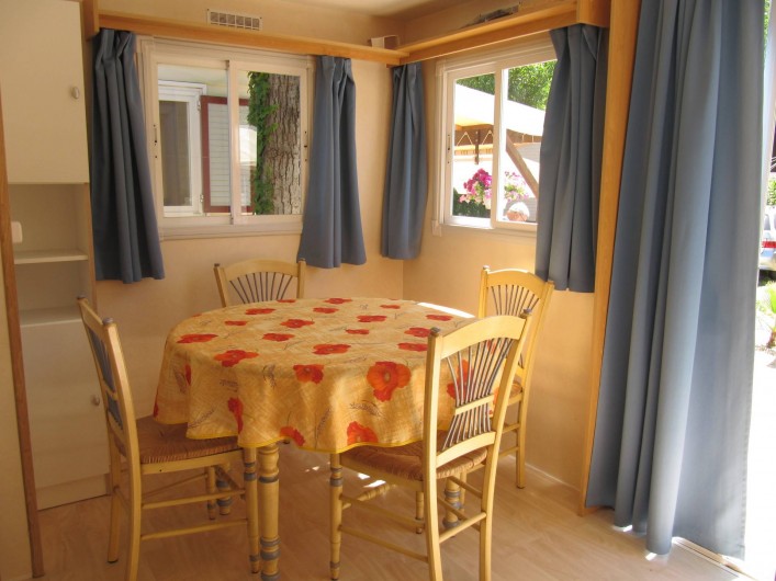 Location de vacances - Bungalow - Mobilhome à Saint-Aygulf - Coin repas