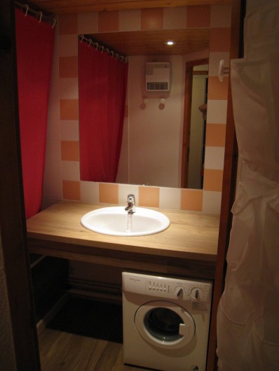 Location de vacances - Studio à La Plagne - salle de bain avec baignoire et rideau