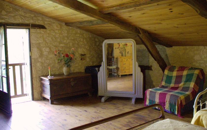 Location de vacances - Gîte à La Sauvetat-du-Dropt - La chambre mansardée à l'étage