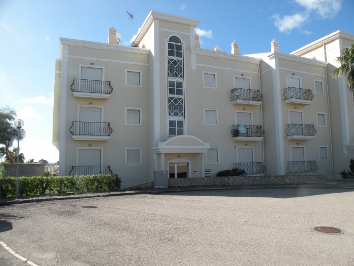 Location de vacances - Appartement à Albufeira - FACADE DE L'IMMEUBLE AVEC GRAND PARKING