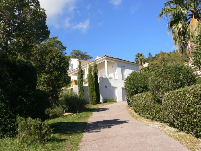 Location de vacances - Villa à Roquebrune-sur-Argens - Maison vue du portail