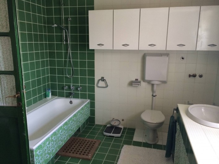 Location de vacances - Maison - Villa à Marano di Valpolicella - Salle de bain du premier étage avec deux lavabos