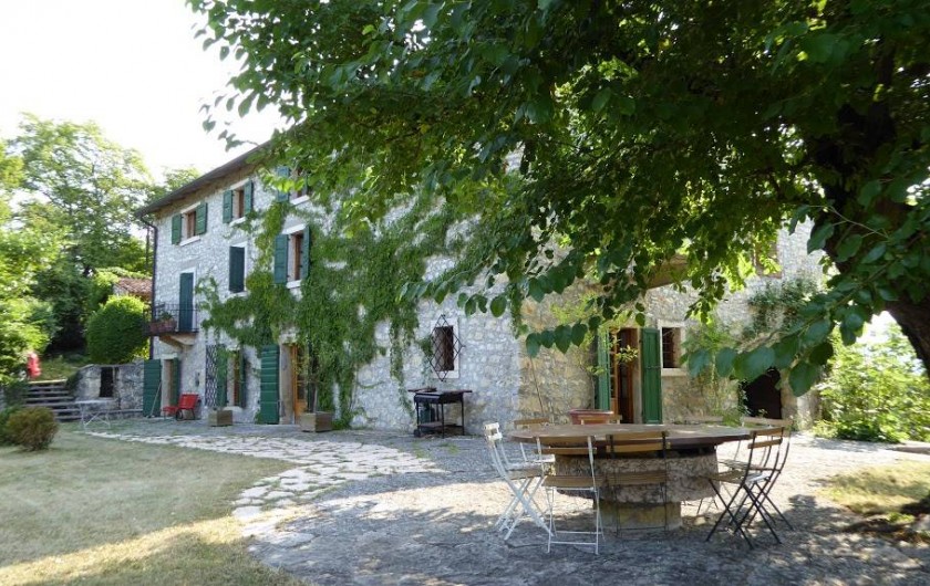 Location de vacances - Maison - Villa à Marano di Valpolicella - Vue de la façade Ouest de la Tenda, avec la table ronde sous le murier