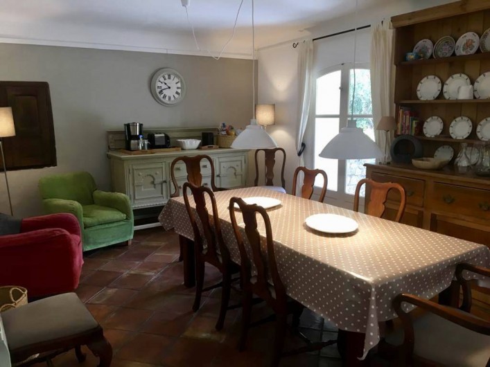 Location de vacances - Mas à Bagnols-en-Forêt - Salle a manger/cuisine spacieux. Acces au BBQ et terrace avec grande table.