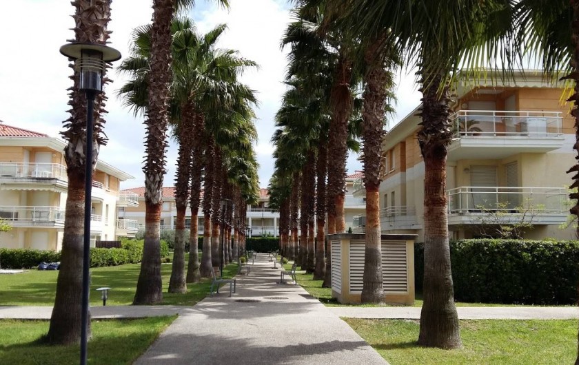 Location de vacances - Appartement à Antibes - Allée de la résidence avec ses bancs où vous pourrez vous détendre