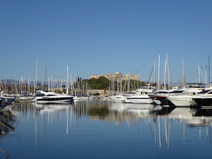Location de vacances - Appartement à Antibes - Le port et le Fort carré construit par Vauban