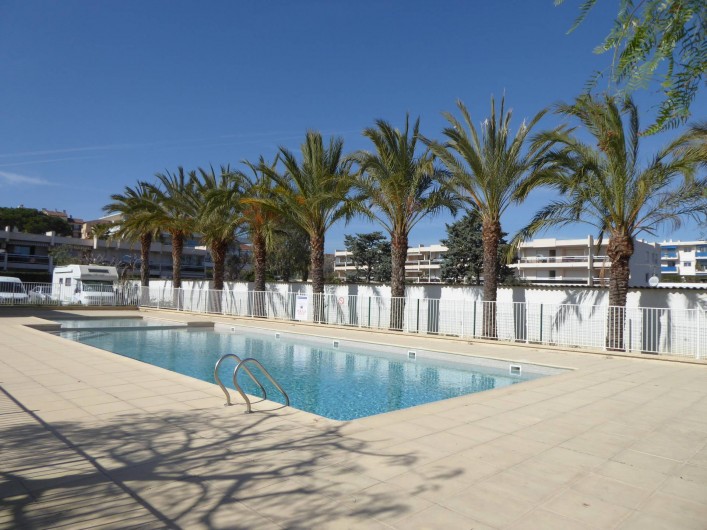 Location de vacances - Appartement à Antibes - Vous pourrez profiter de la piscine du 1er mai au 31 octobre.