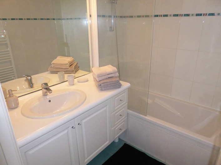 Location de vacances - Appartement à Antibes - La salle de bain avec baignoire