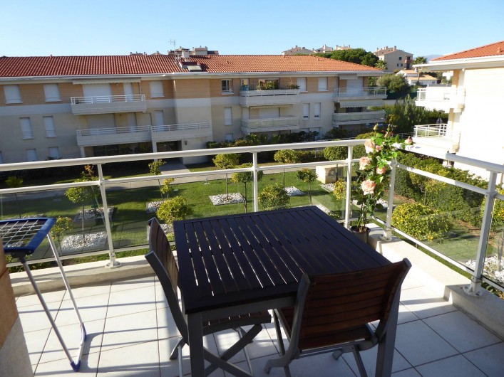Location de vacances - Appartement à Antibes - Vous pourrez prendre vos repas au calme sur la terrasse