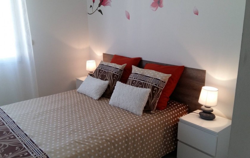 Location de vacances - Appartement à Antibes - La chambre dispose d'un grand placard