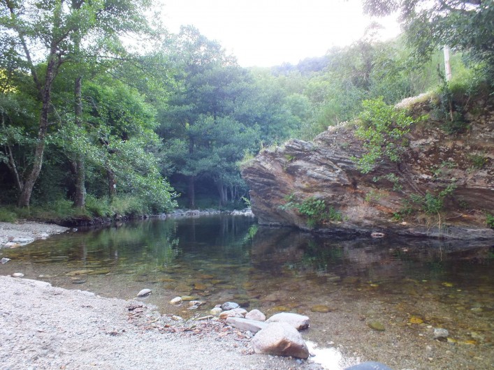 Location de vacances - Camping à Meyrueis - la rivière :la Brèze :se  détendre,jouer au bord de l'eau