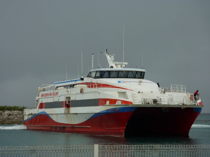 Location de vacances - Villa à Grand-Bourg - La navette de Transport qui  attend, pour vous emmener à  <<   LOCAVERDE  >>