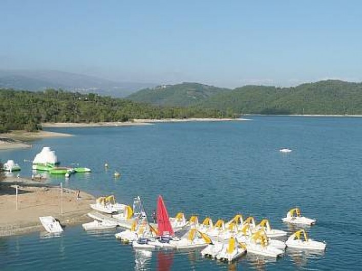Location de vacances - Bungalow - Mobilhome à Tourrettes - LAC SAINT-CASSIEN AVEC SES PÉDALOS ET SA PLAGE