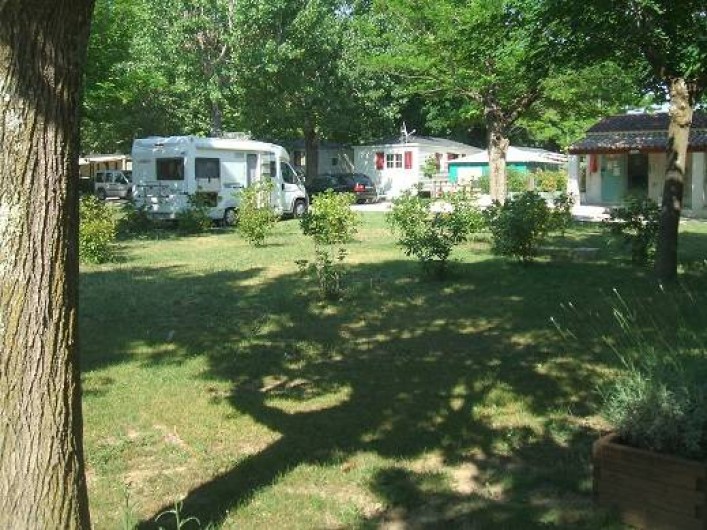 Location de vacances - Bungalow - Mobilhome à Tourrettes - EMPLACEMENTS OMBRAGES TENTES,CARAVANES ET CAMPINGS-CAR