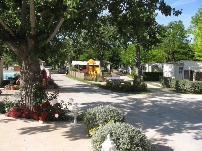 Location de vacances - Bungalow - Mobilhome à Tourrettes - VUE ÉTENDUE DE L’ENTRÉE DU CAMPING