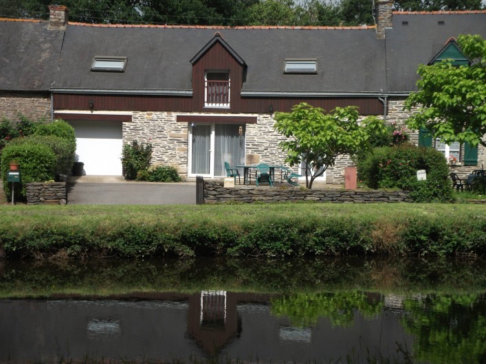 Location de vacances - Gîte à Saint-Marcel - Façade avec vue sur le canal