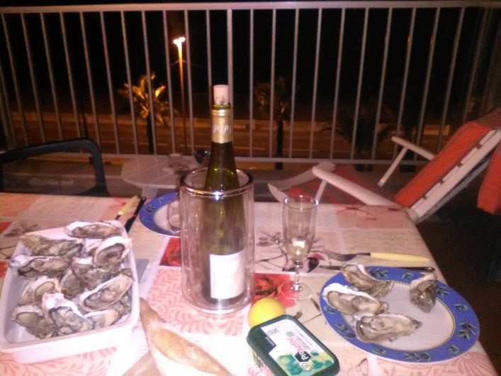 Location de vacances - Appartement à Cannes la Bocca - Douceurs et détente d'un soir sur la terrasse.