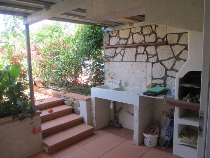 Location de vacances - Maison - Villa à Le Pradet - Cuisine d'été avec point d'eau et barbecue