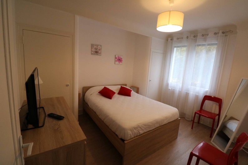 Location de vacances - Appartement à Aix-les-Bains - Psyché et tv, chambre parents