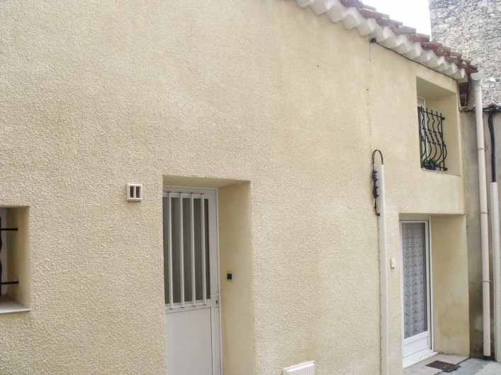 Location de vacances - Maison - Villa à Puisserguier - Façade donnant sur rue piétonne
