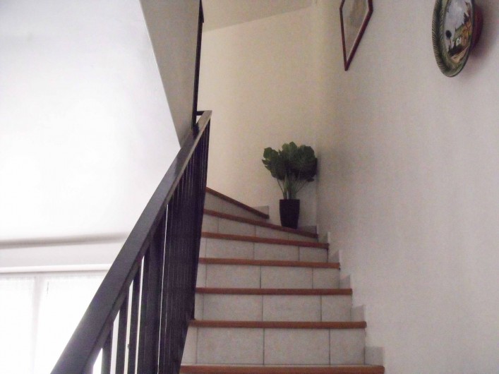 Location de vacances - Maison - Villa à Puisserguier - Escalier  menant à l'étage