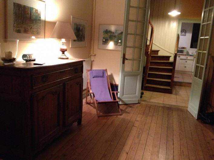 Location de vacances - Villa à Arcachon - Salon et escalier