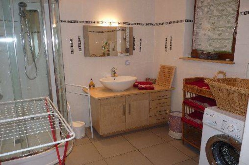 Location de vacances - Gîte à Breitenbach-Haut-Rhin - salle de bain avec douche,sèche-serviette,machine à laver