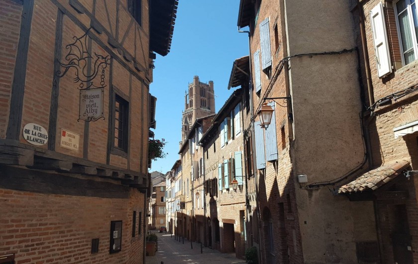 Location de vacances - Appartement à Albi - Le gîte du Castelnau est dans cette belle rue de la Croix Blanche
