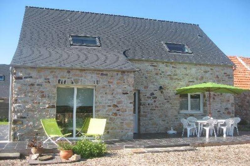 Location de vacances - Maison - Villa à Les Moitiers-d'Allonne - façade et terrasse