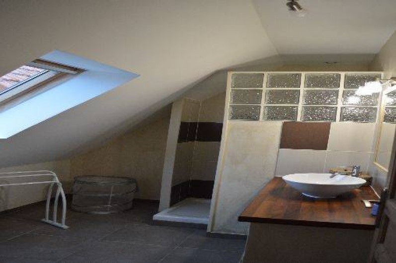 Location de vacances - Maison - Villa à Les Moitiers-d'Allonne - salle de douche étage 