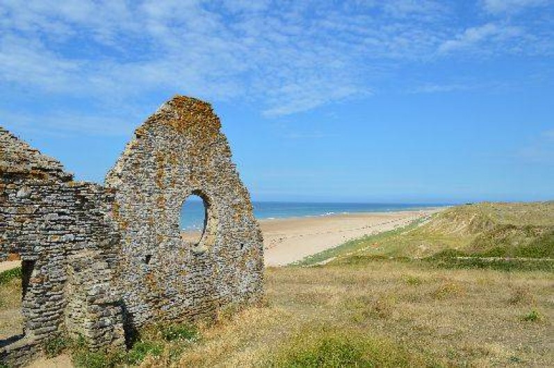 Location de vacances - Maison - Villa à Les Moitiers-d'Allonne - vieille église au pied de la falaise de de Carteret