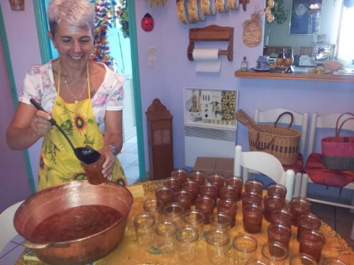 Location de vacances - Appartement à Le Barroux - Mise en pot de la confiture