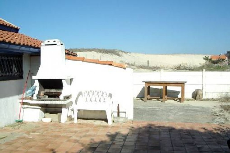 Location de vacances - Maison - Villa à Lacanau - terrasse à l'arrière de la maison avec barbecue