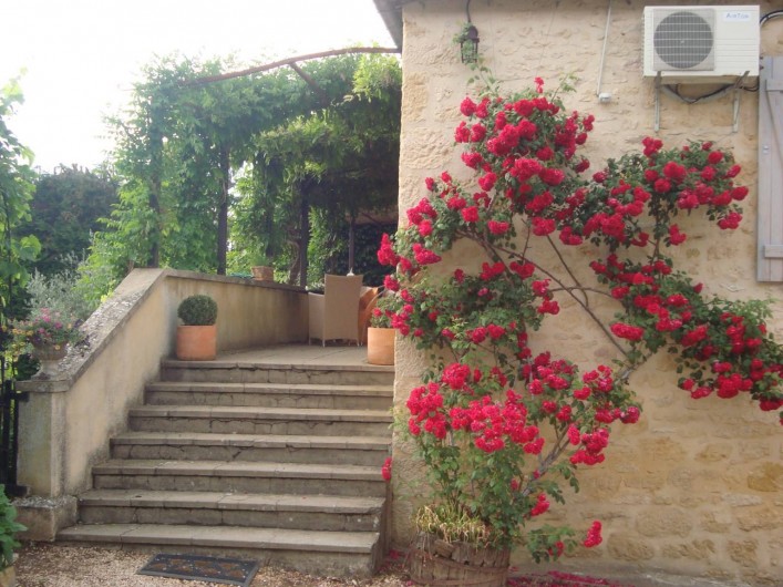 Location de vacances - Gîte à Sainte-Mondane - Escalier d'entrée