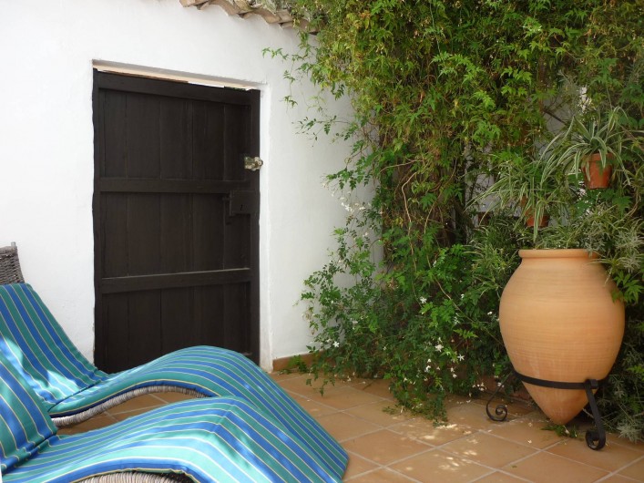 Location de vacances - Gîte à Fuentes de Cesna - In petit coin de la cour privée de Casita Perdiz