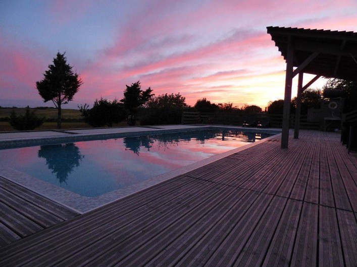 Location de vacances - Gîte à Carcassonne - Piscine couché de soleil