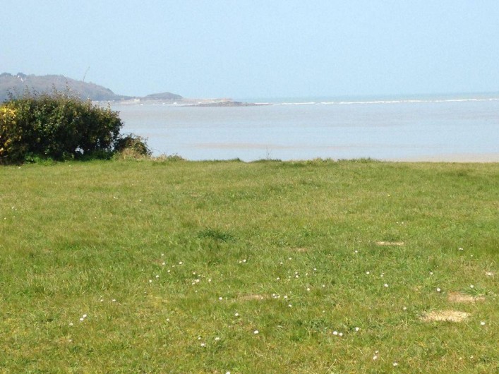 Location de vacances - Villa à Plestin-les-Grèves - terrain qui appartient a la maison qui donne sur la mer