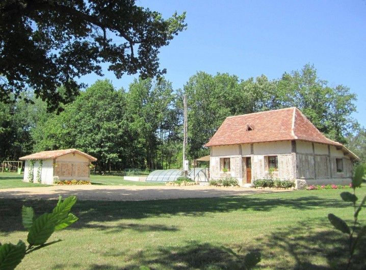 Location de vacances - Gîte à Saint-Laurent-des-Hommes - Maison vue à votre arrivée