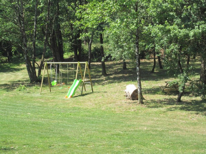 Location de vacances - Gîte à Saint-Laurent-des-Hommes - Vue du sous-bois de la chambre n°2