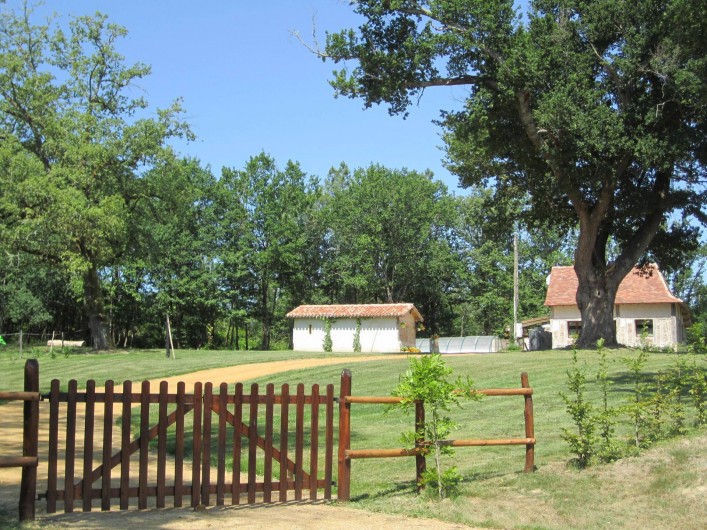 Location de vacances - Gîte à Saint-Laurent-des-Hommes - Votre arrivée - Vue de la route