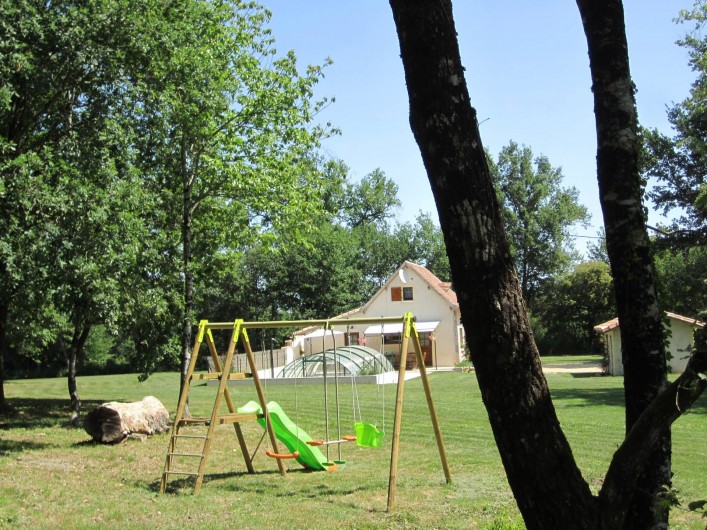 Location de vacances - Gîte à Saint-Laurent-des-Hommes - Dans le sous bois  - Aire de jeux des enfants balançoire et cabane.